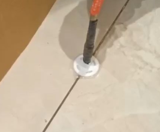 交口瓷砖空鼓维修公司专业解答瓷砖在铺贴过程中，如果没有涂抹均匀到位的粘结材料（如水泥砂浆或瓷砖胶），可能会导致以下问题
