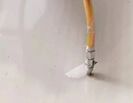 交口瓷砖空鼓维修公司专业解答在瓷砖铺贴过程中，如果使用的砂料过粗（如全部使用了粗砂），可能会导致以下问题